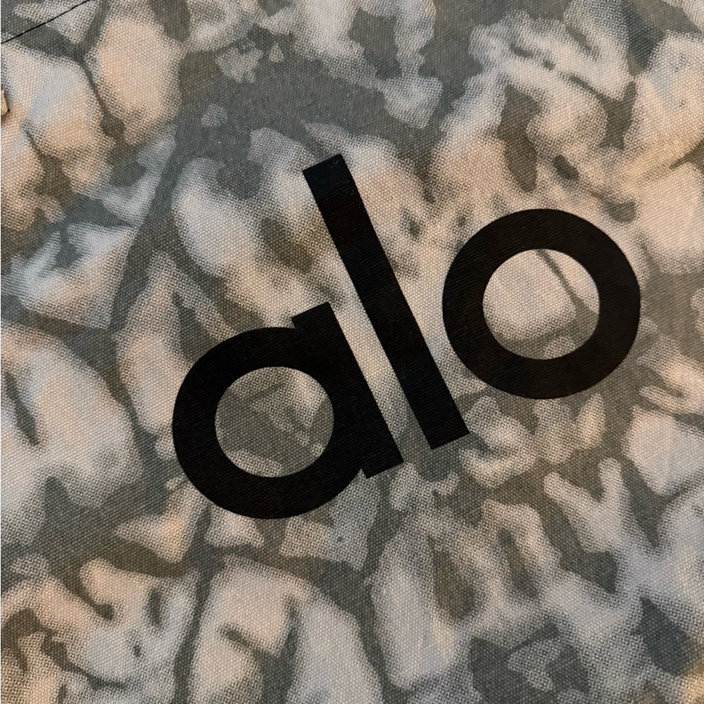 ALO Yoga Gray and White Patterned Tote with Black Logo - Picture 1 of 6